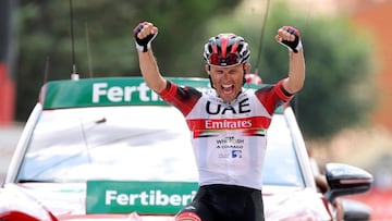 El ciclista polaco Rafal Majka celebra su victoria en la 15ª etapa de LaVuelta Ciclista a España.