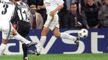 <b>DECISIVO EN EL BERNABÉU.</B> Roberto Carlos en el momento del disparo que supuso el 2-1 del Madrid a la Juventus en el Santiago Bernabéu.