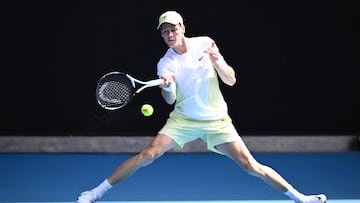 Melbourne (Australia), 13/01/2025.- Jannik Sinner of Italy in action against Nicolas Jarry of Chile during their first round match during the 2025 Australian Open tennis tournament at Melbourne Park in Melbourne, Australia, 13 January 2025. (Tenis, Italia) EFE/EPA/JOEL CARRETT AUSTRALIA AND NEW ZEALAND OUT