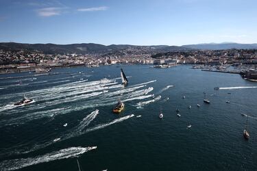 Vista general mientras el Arca Sgr gana la Regata de Vela Barcolana.