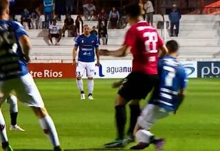 La dura entrada que lesionó al 'Gato' Silva en Argentina