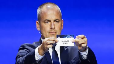 Joe Cole saca el nombre del Sevilla en el sorteo.