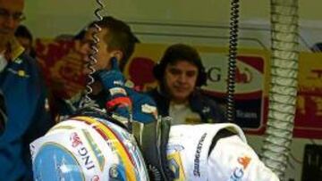 Fernando Alonso, con su HANS.