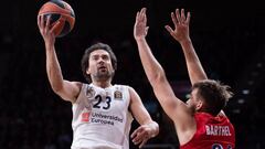 Sergio Llull, entra a canasta ante Barthel, del Bayern de M&uacute;nich.