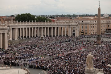 Los fieles se renen para asistir a una oracin de Regina Caeli, dirigida por el Papa Len XIV desde el balcn central (Loggia delle Benedizioni) de la Baslica de San Pedro, en el Vaticano.