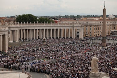 Los fieles se reúnen para asistir a una oración de Regina Caeli, dirigida por el Papa León XIV desde el balcón central (Loggia delle Benedizioni) de la Basílica de San Pedro, en el Vaticano.