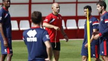 Paco da &oacute;rdenes en el entrenamiento de ayer del Rayo en su Ciudad Deportiva.
 