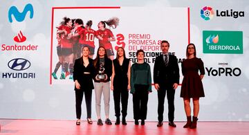 Representantes de las Selecciones femeninas de fútbol Sub-17, Sub-19 y Sub-20 recogen el galardón entregado por Nadia Tronchoni, redactora jefe de deportes de El País.