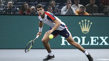 Carlos Alcaraz corre hacia una pelota en el Masters de Par&iacute;s-Bercy.