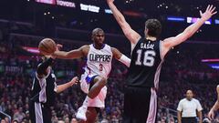 Chris Paul busca el pase rodeado por LaMarcus Aldridge y Pau Gasol.