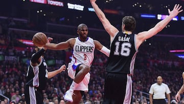 Chris Paul busca el pase rodeado por LaMarcus Aldridge y Pau Gasol.