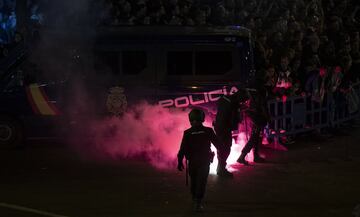 Miles de seguidores reciben a sus equipos a las puertas del Estadio Benito Villamarín.