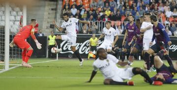 Valencia-Barcelona (1-1). 
Messi empató un partido que se le puso cuesta arriba con un gol de Garay en el 2' y en el que ambos equipos pagaron el esfuerzo de la Champions.