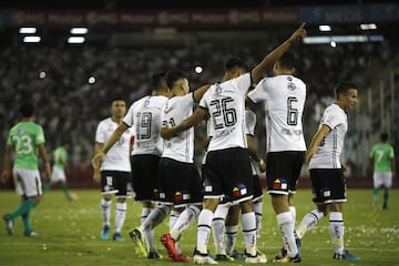 El jugador de Colo Colo Carlos Villanueva, celebra su gol contra Alianza de Lima durante el partido amistoso en el estadio Monumental de Santiago, Chile.