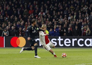 Kasper Dolberg tuvo una gran ocasión para marcar el segundo tanto. Sergio Ramos y Tahibaut Courtois evitaron el empate.