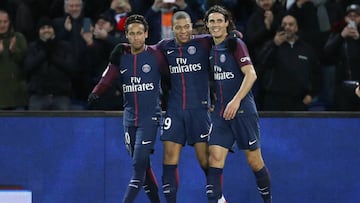 Neymar y Mbapp&eacute;, con Cavani.