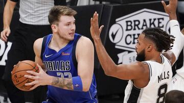 Luka Doncic, ante Patty Mills durante el partido entre San Antonio Spurs y Dallas Mavericks.