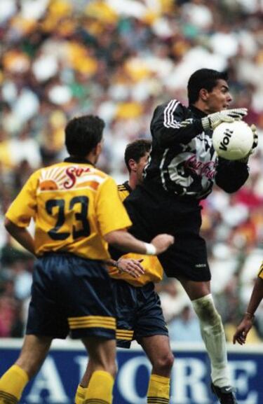 Inició en la cantera de Atlas, y su buen hacer en el arco convenció a Ricardo La Volpe, que lo llevó a América, donde se asentó y empezó a crecer. En 1999 Chivas vendió a Joel Sánchez a América y adquirió la carta de Oswaldo Sánchez, en un intercambio de cartas entre máximos rivales. En Guadalajara hizo carrera, ganó el Apertura 2006 y con la Selección Mexicana ganó dos Copa Oro y atajó 99 partidos. Es el jugador con más partidos en Primera División con 725 apariciones. Cerró su trayectoria ganando tres títulos con Santos.