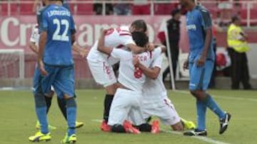 Bacca celebra con sus compañeros el 1-0.