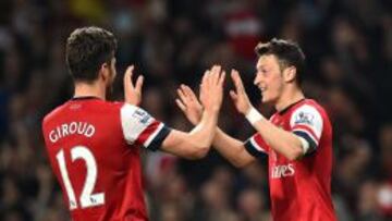 &ouml;zil celebra su gol con Giroud.