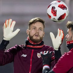 Remiro tendrá en la Real mejor ficha que en Bilbao