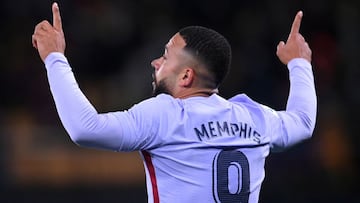 VILLARREAL, SPAIN - NOVEMBER 27: Memphis Depay of FC Barcelona celebrates after scoring their side&#039;s second goal during the La Liga Santander match between Villarreal CF and FC Barcelona at Estadio de la Ceramica on November 27, 2021 in Villarreal, S