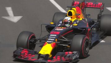 Max Verstappen con el Red Bull en Bakú.