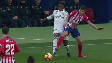 Iturralde vio falta previa al gol de Griezmann y penalti a Morata, pero el VAR no debe entrar