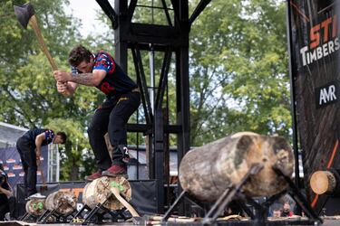 Deportistas de todo el mundo compiten en varias pruebas manejando diferentes herramientas para la madera como motosierras, hachas y sierras.