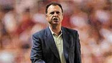 <B>CONFÍA EN ALVES</B>. Caparrós dejó claro ayer que el lateral derecho tiene dueño, de momento.