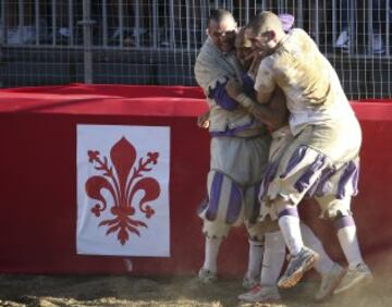 El equipo blanco celebra un punto en el partido contra el conjunto verde.