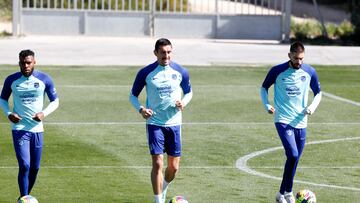 Lemar, Savic y Carrasco, durante un entrenamiento del Atlético.