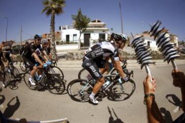 El pelotón rueda durante la sexta etapa de La Vuelta Ciclista a España 2014, que ha partido hoy de la localidad malagueña de Benalmádena y que terminará en el Alto de Cumbres Verdes.