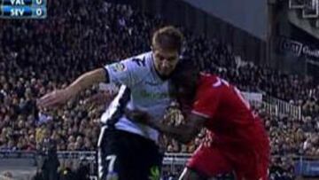 <B>15'.</b> Dabo sujeta a Joaquín y le hace penalti