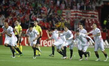 Los jugadores del Sevilla festejaron la clasificación a semifinales tras el gol de Gameiro.