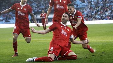 GRA144. VIGO (PONTEVEDRA), 11/12/2016.- El centrocampista del Sevilla Vicente Iborra (2d) celebra el primer gol marcado para su equipo frente al Celta de Vigo, durante el partido de la decimoquinta jornada de Liga de Primera División, que se juega hoy en el estadio Balaídos de Vigo. EFE/Salvador Sas