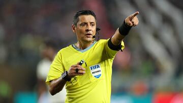 PHILADELPHIA, PENNSYLVANIA - JULY 04: Referee Alireza Faghani gestures during the FIFA Club World Cup 2025 quarter final match between SE Palmeiras and Chelsea FC at Lincoln Financial Field on July 04, 2025 in Philadelphia, Pennsylvania. Dan Mullan/Getty Images/AFP (Photo by Dan Mullan / GETTY IMAGES NORTH AMERICA / Getty Images via AFP)