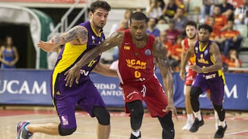 Ovie Soko (onduce el balón ante Joe Alexander.