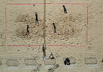 El verano es sinónimo de torneos de voley playa por todo el mundo. Uno de los más famosos de Gran Bretaña es el Beach Tour, que este fin de semana llega a Bridlington con la disputa del Northern Open. Allí se realizó esta foto aérea, en la que aparecen cuatro jugadoras y su alargada sombra dejando esta curiosa imagen sobre la arena. 