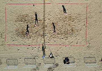 El verano es sin¨®nimo de torneos de voley playa por todo el mundo. Uno de los m¨¢s famosos de Gran Breta?a es el Beach Tour, que este fin de semana llega a Bridlington con la disputa del Northern Open. All¨ª se realiz¨® esta foto a¨¦rea, en la que aparecen cuatro jugadoras y su alargada sombra dejando esta curiosa imagen sobre la arena.