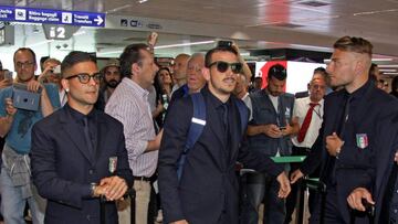 TEL03 ROMA (ITALIA) 08/06/2016.- Los jugadores de la selección italiana de fútbol, Lorenzo Insigne (i-d), Alessandro Florenzi y Ciro Immobile, a su llegada al aeropuerto de Roma Fiumicino, Italia hoy, 8 de junio de 2016. Italia, que se encuentra en el grupo E, viaja a Francia para participar en la Eurocopa 2016 que comienza el próximo 10 de junio. EFE/Telenews