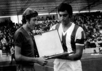 El defensa cordobés, Juan Verdugo, militó en el Córdoba CF durante cuatro temporadas antes de fichar por el Real Madrid, equipo que defendió durante cuatro campañas. En la foto, Ángel Torres le entrega una placa a Verdugo en la temporada 71-72.