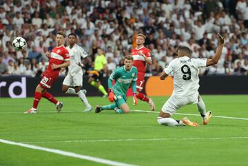 1-0. Carrera por la banda derecha de Rodrygo, se adentra en el área y asiste para el astro francés que marca a placer su primer tanto en Champions con el conjunto blanco.