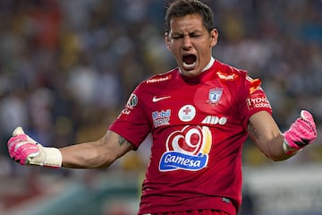 En su paso por Chivas, Cota se ganó el puesto como titular y ganó cuatro titulos oficiales vestido de rojiblanco. Hoy defiende los colores de León.