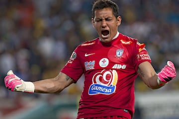 En su paso por Chivas, Cota se ganó el puesto como titular y ganó cuatro titulos oficiales vestido de rojiblanco. Hoy defiende los colores de León. 