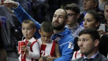 Vassilis Spanoulis, con su mujer y sus hijos, viendfo la semifinal entre el Madrid y el Fenerbahçe.