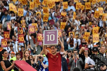 Un emocionado Totti se despide de su afición en su último partido con la Roma.