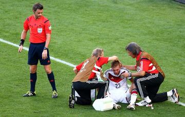 Christoph Kramer es atentido por los m¨¦dicos alemanes.