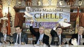 <b>¡POR EL TRIPLETE! </b>Servilletas en mano, Calderón apostó por el 'triplete' en compañía de Montejano, Trapote, Juanfran Chelle, Bernabéu y Quique Camoiras.