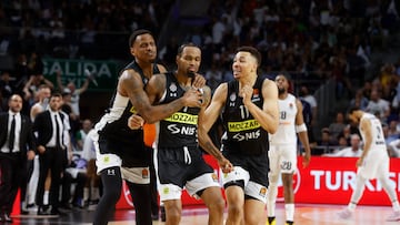 El jugador estadounidense del Partizan Belgrado, Kevin Punter, celebra con sus compañeros la canasta definitiva que da la victoria al Partizán.